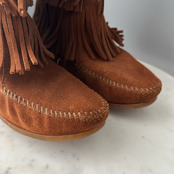 Minnetonka Fringe Leather Boots for Girls, Size 4 - Picture 3 of 12